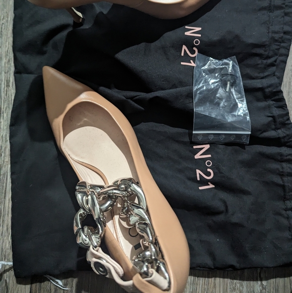 No. 21 nude ankle chain pump